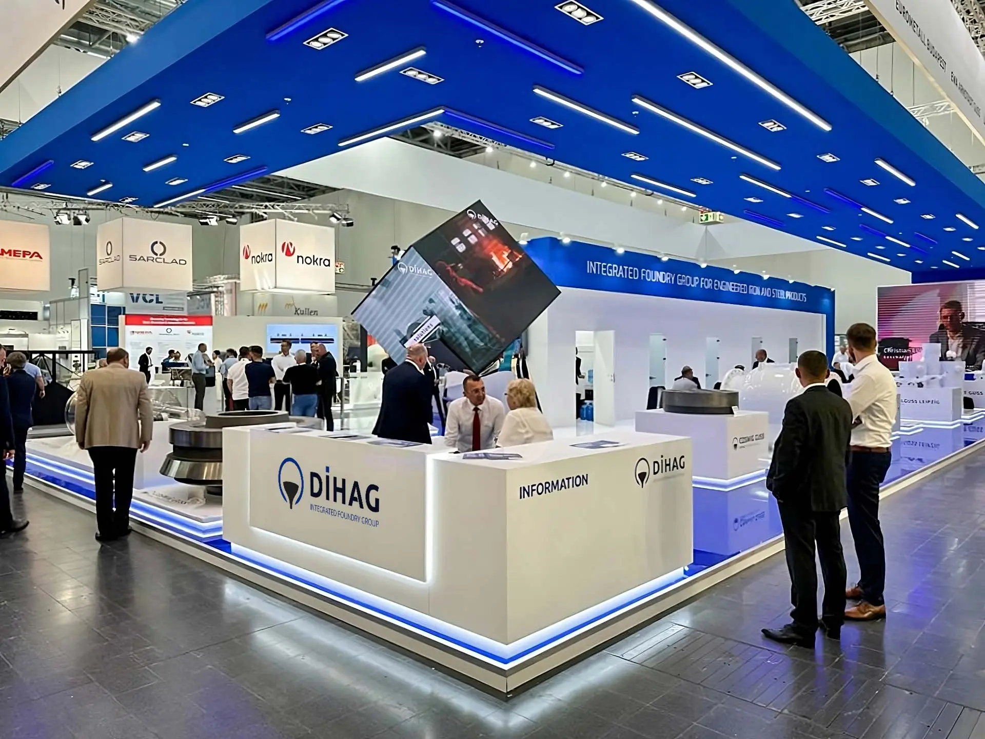 DIHAG-Messestand mit Besucherinnen und Besuchern auf einer Fachmesse, modern gestaltet in Weiß und Blau mit großem Firmenlogo.