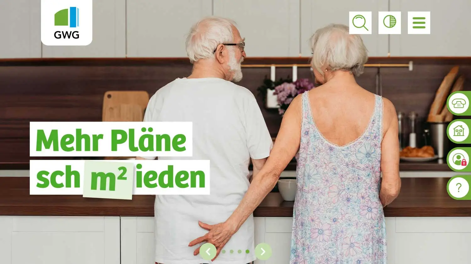 Älteres Paar steht in einer Küche, die Frau hält den Mann liebevoll an der Hand. Text: „Mehr Pläne schmieden“. Kampagnenmotiv der GWG Halle.
