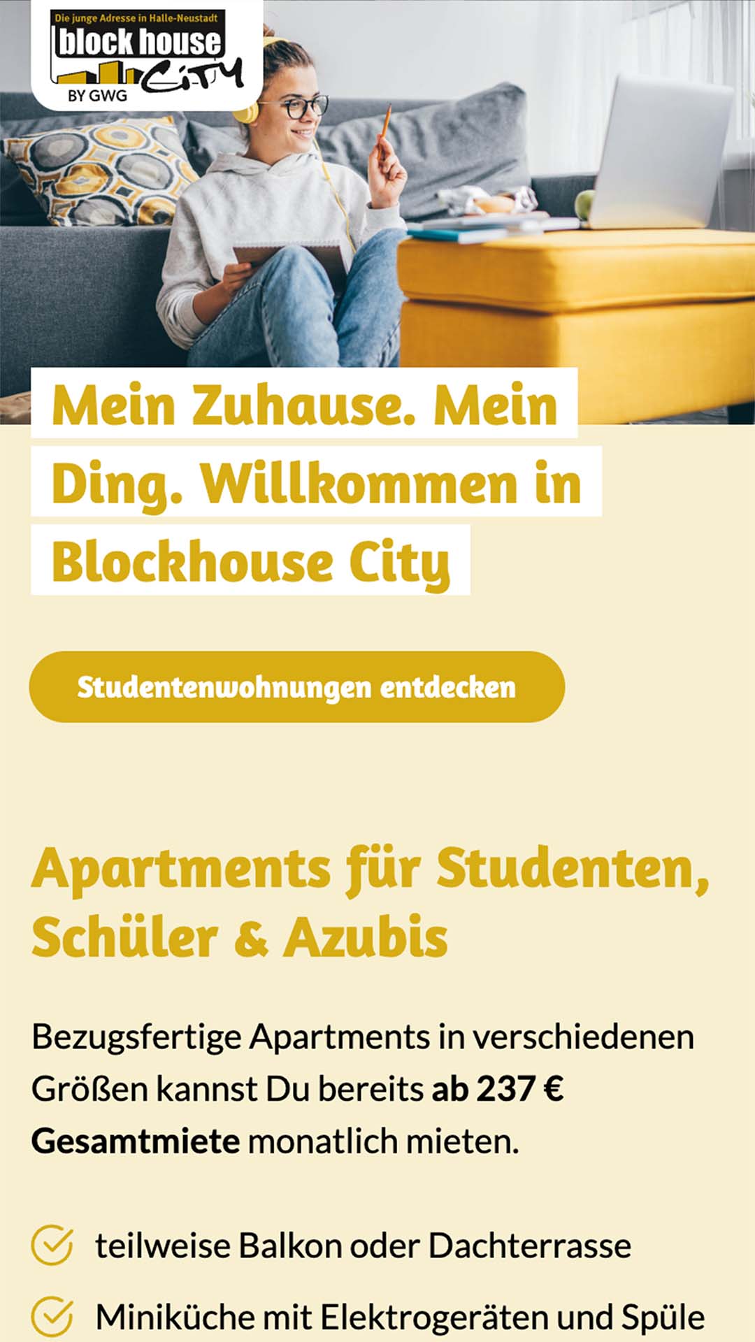Mobile Website-Ansicht mit junger Frau auf einem Sofa, Laptop auf dem Tisch. Text: „Mein Zuhause. Mein Ding. Willkommen in Blockhouse City.“