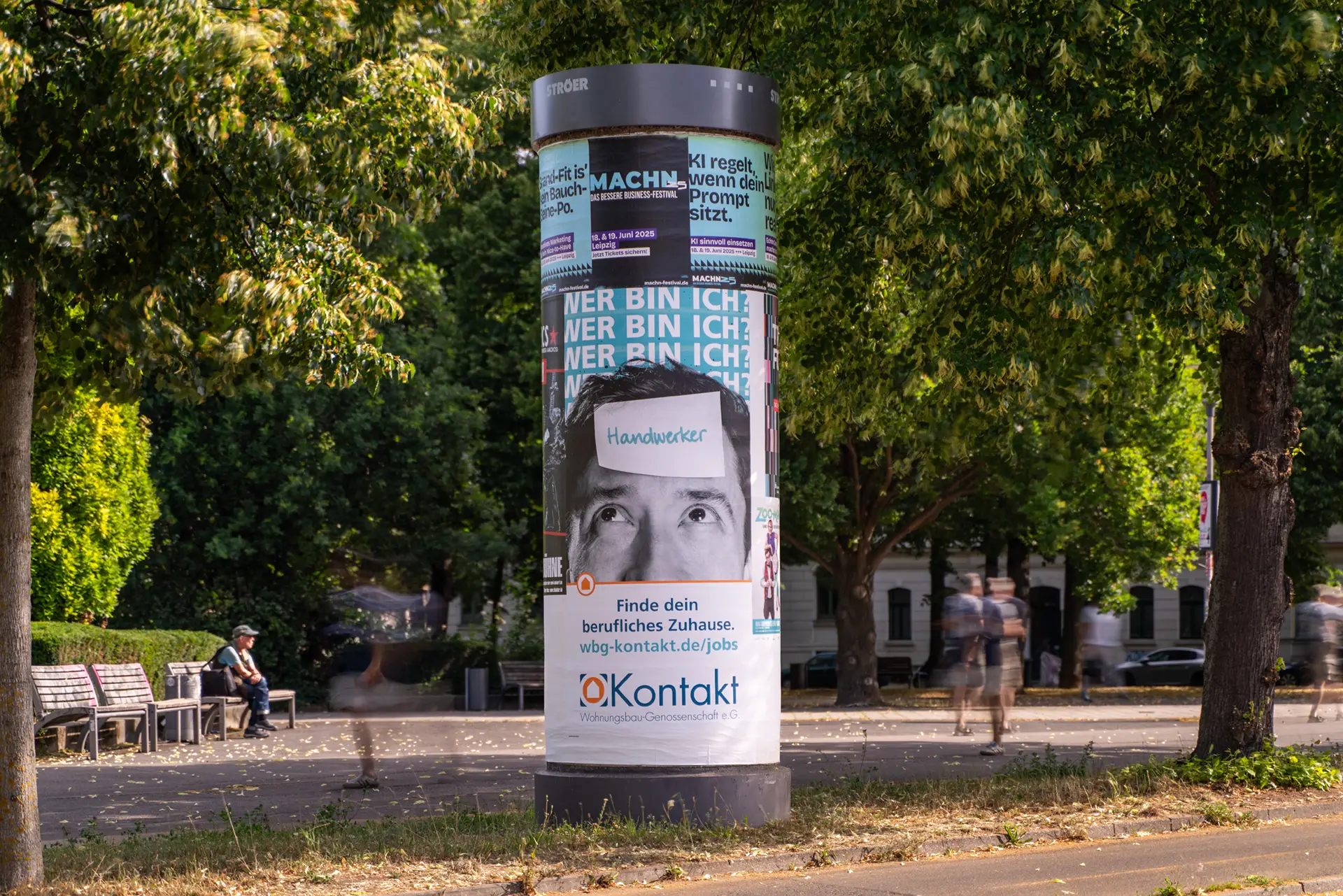 Litfaßsäule in Leipzig mit Motiv der Imagekampagne