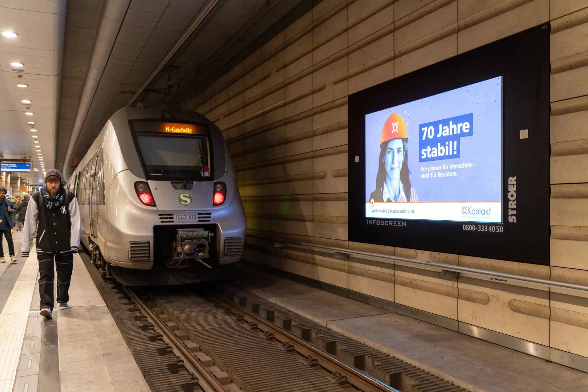 LED Screen an einer S-Bahn-Haltestelle  mit Motiv der Imagekampagne